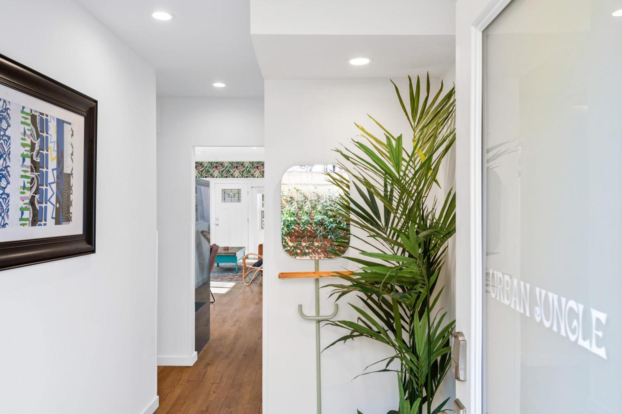 Walk To Hollywood Blvd From Urban Jungle Oasis Apartment